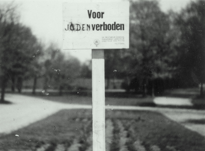 97832 Afbeelding van het bordje 'Voor Joden verboden' in het park Oog in Al te Utrecht.